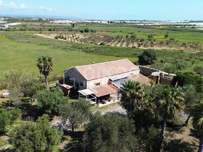 Casa con 8 locali in vendita in Contrada Cuba, Noto