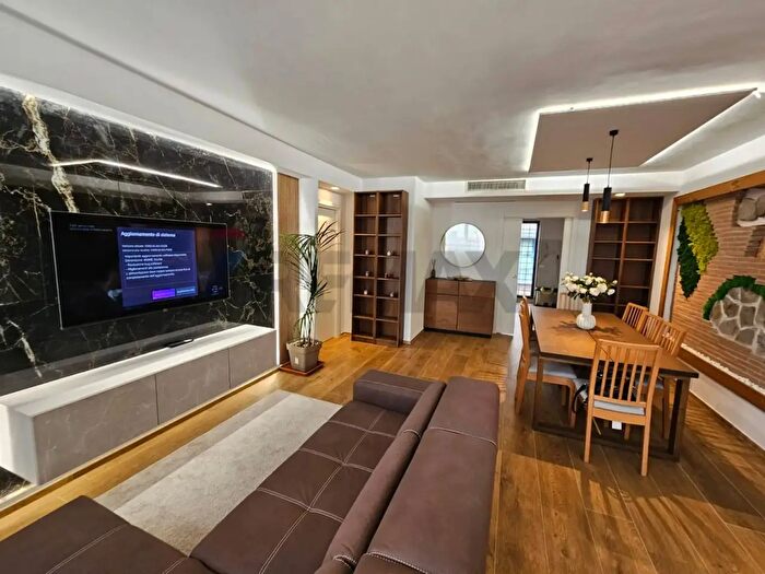 Appartamento con 6 locali in affitto in Roma