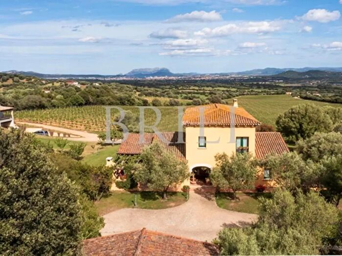 Casa con 13 locali in vendita in Olbia