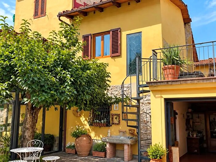 Casa con 9 locali in vendita in Greve In Chianti