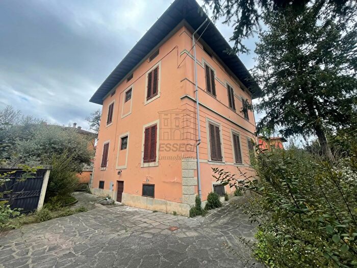 Casa con 13 locali in vendita in Viale Luporini, Lucca