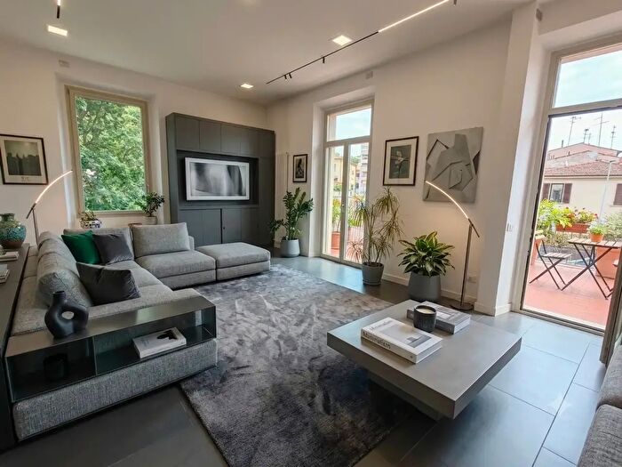 Appartamento con 5 locali in vendita in Viale Alessandro Volta, Firenze