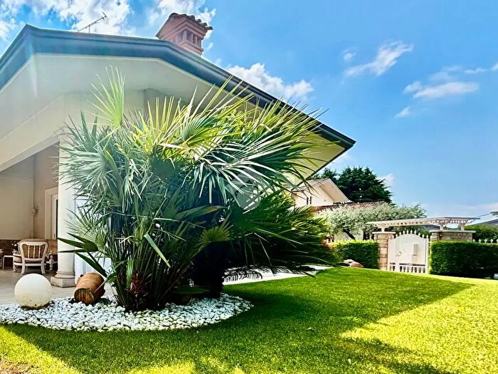 Casa quadrilocale in vendita in Via Leopardi, Rodengo Saiano