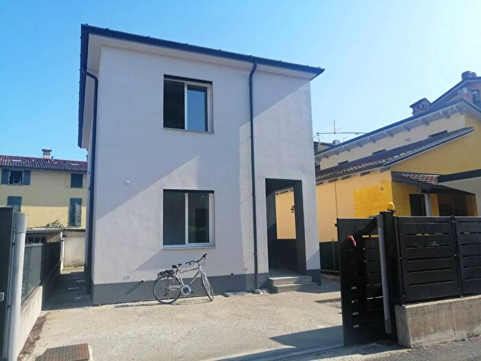 Casa quadrilocale in vendita in Via degli Umiliati, Caravaggio