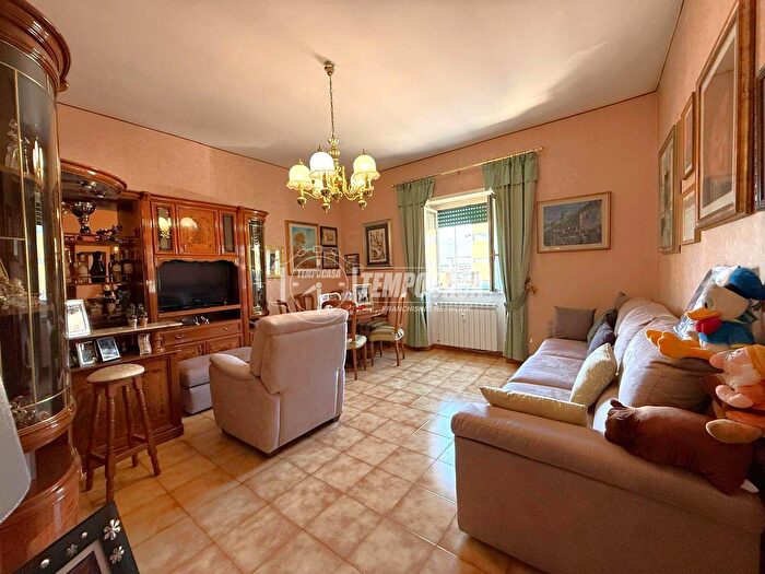 Appartamento con 5 locali in vendita in Via Carlo De Marchesetti, Roma