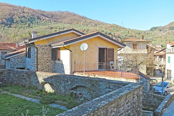 Casa con 7 locali in vendita in Casola In Lunigiana