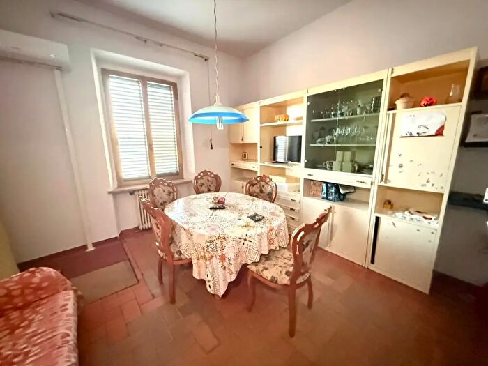 Casa con 9 locali in vendita in Terricciola
