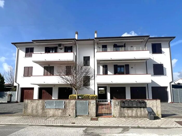 Appartamento trilocale in vendita in a Spinelli, Cascina