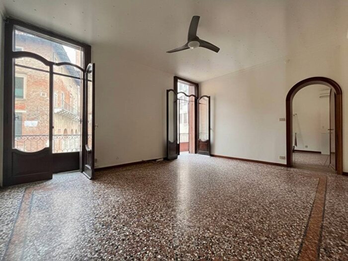 Appartamento con 5 locali in affitto in piazza delle erbe, Centro Storico, Vicenza