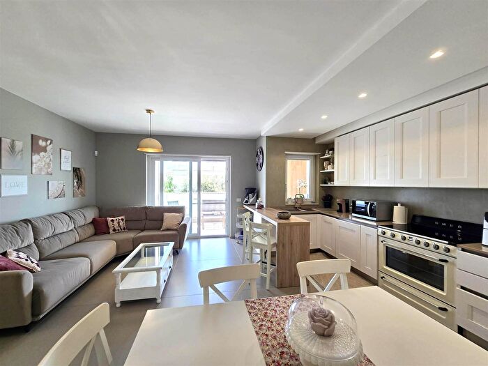 Appartamento con 6 locali in vendita in Via Vittorio Veneto, Monopoli