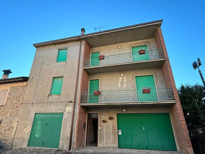 Appartamento con 6 locali in vendita in Varano De Melegari