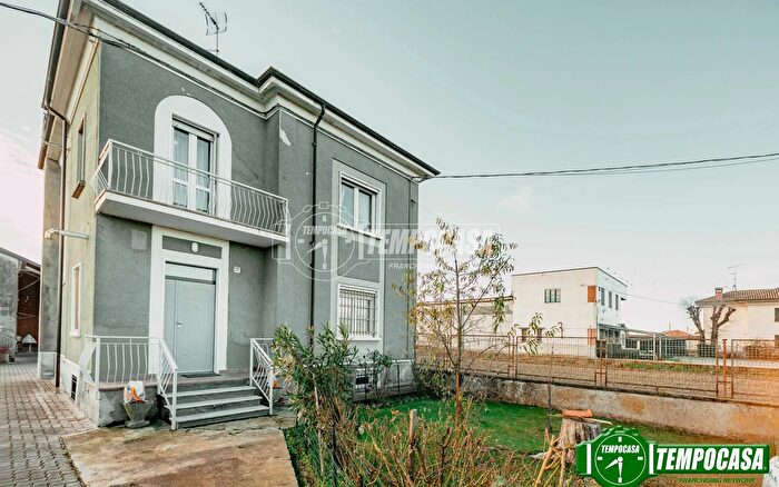 Casa quadrilocale in vendita in Via Cavour, Cervesina