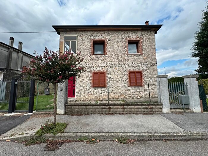 Casa quadrilocale in vendita in Via Matteotti, Poiana Maggiore