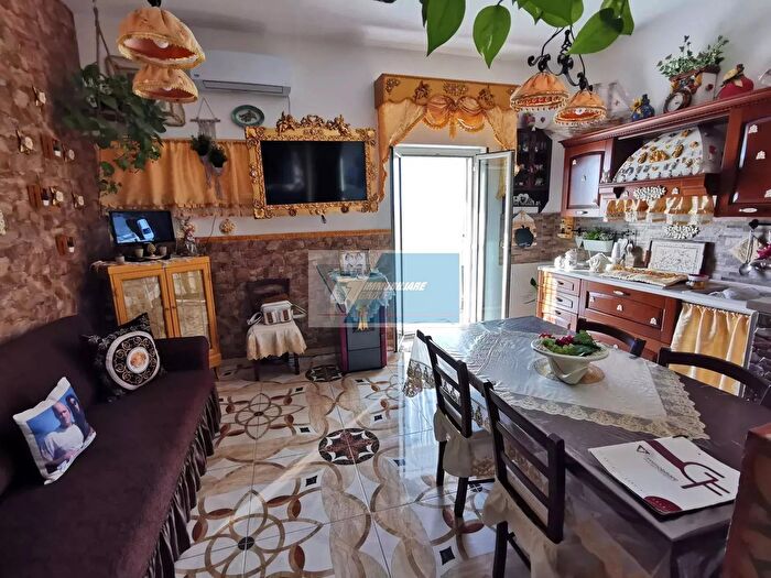 Appartamento con 6 locali in vendita in Noto