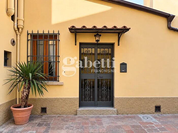 Appartamento trilocale in vendita in Via di San Leonardo, Firenze