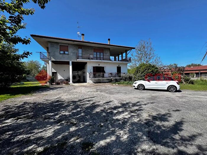 Appartamento trilocale in vendita in Via Ceserio, Oleggio Castello