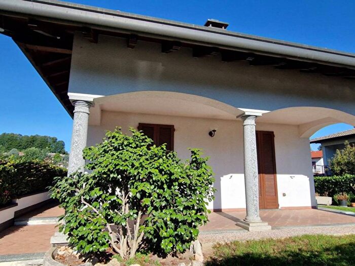 Casa quadrilocale in affitto in Via Giannino Barbieri, Centro, Gazzada Schianno