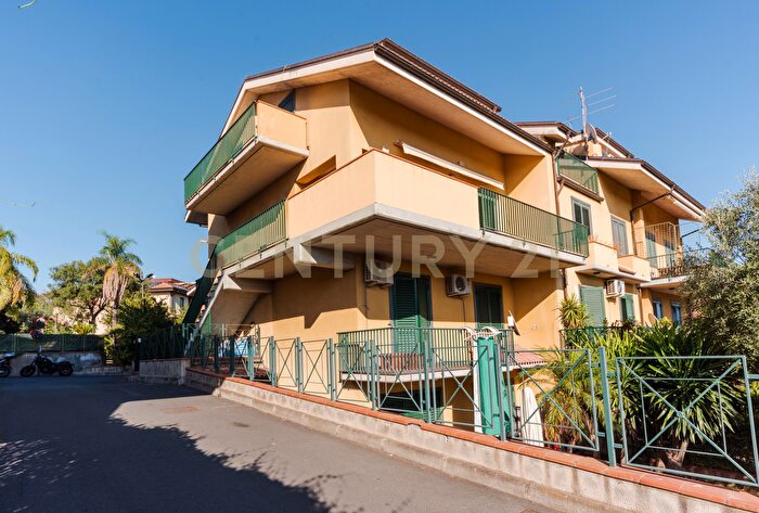 Casa con 9 locali in vendita in Via Barriera del Bosco a, SantAgata Li Battiati