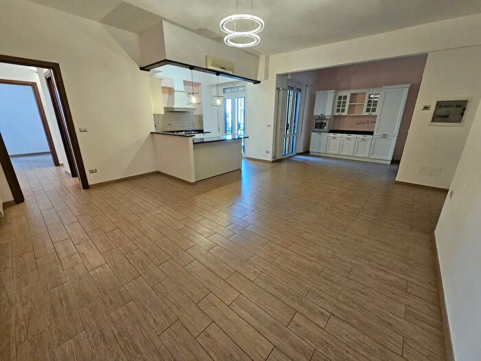 Appartamento con 5 locali in vendita in Via Nizza, Savona