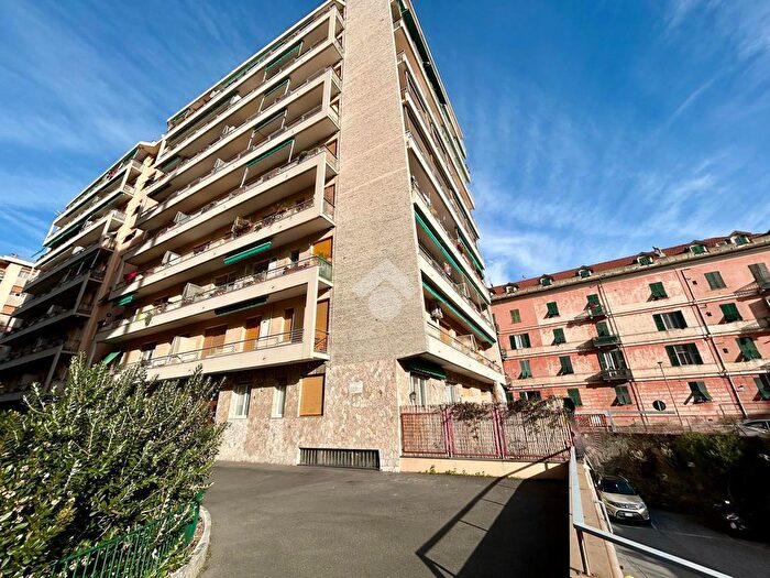 Appartamento trilocale in vendita in Via Giovanni Opisso, Genova
