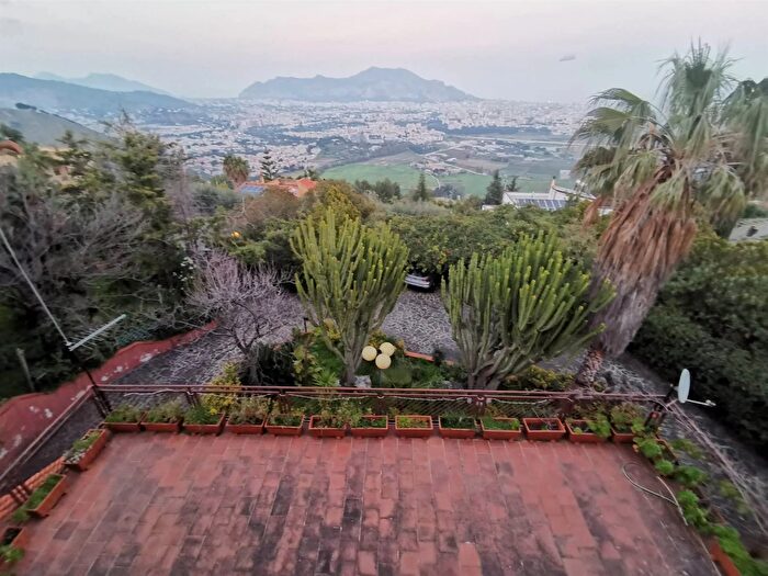 Casa con 8 locali in vendita in Palermo