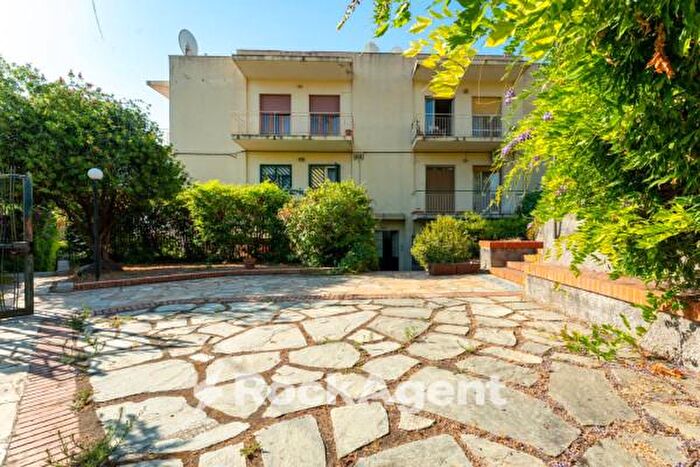 Appartamento con 5 locali in vendita in Via Litteri, Aci Castello