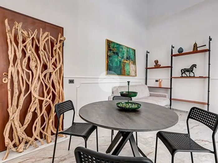 Appartamento trilocale in vendita in Via Napoli, Roma