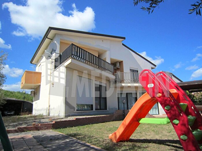 Casa con 15 locali in vendita in Via Don Luigi Nicoletti, Calopezzati