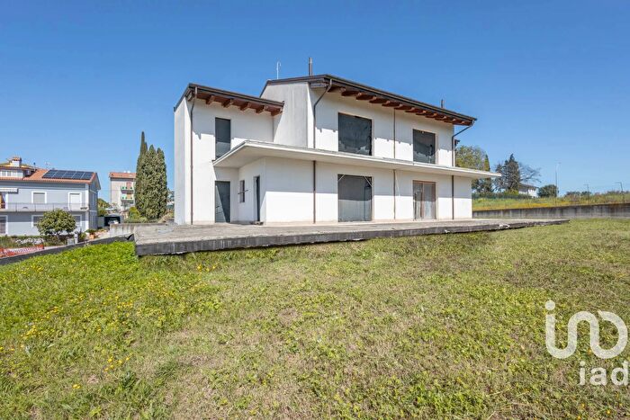 Casa con 12 locali in vendita in Via SantAmbrogio SNC, Osimo