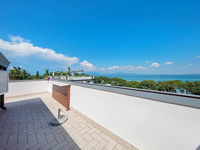 Appartamento trilocale in vendita in Via Benaco, Sirmione