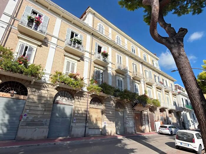 Appartamento con 7 locali in vendita in Viale Francesco Crucioli, Grottammare