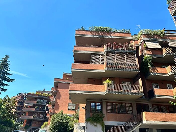 Appartamento con 5 locali in vendita in Viale Cortina d'Ampezzo, Roma