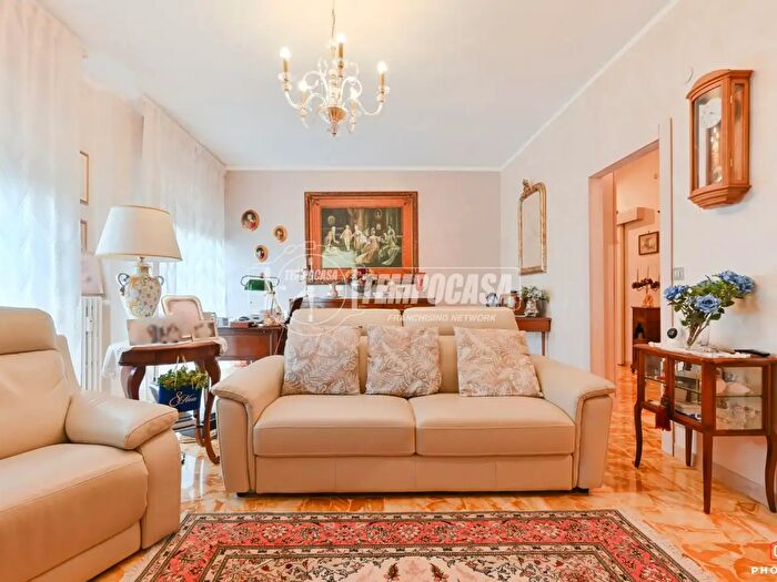 Appartamento con 6 locali in vendita in Viale Goffredo Mameli, Livorno