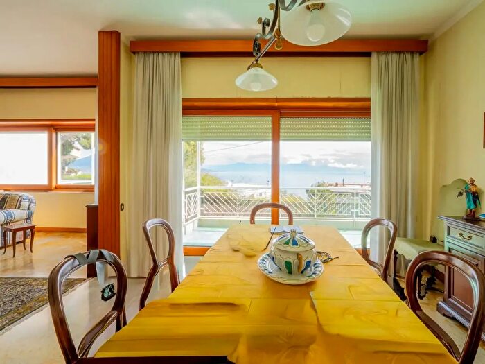 Appartamento con 6 locali in vendita in Via Nevio, Napoli