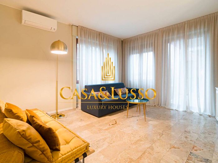 Appartamento trilocale in affitto in Alzaia Naviglio Pavese, Navigli Darsena, Milano