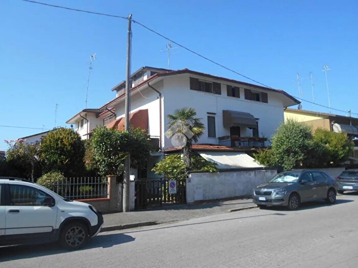 Casa con 18 locali in vendita in Via Mentana, Comacchio
