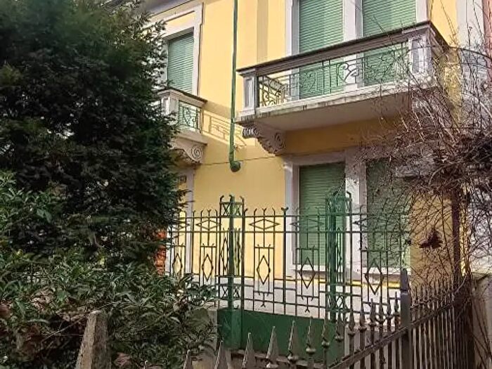 Casa con 11 locali in vendita in Stradella