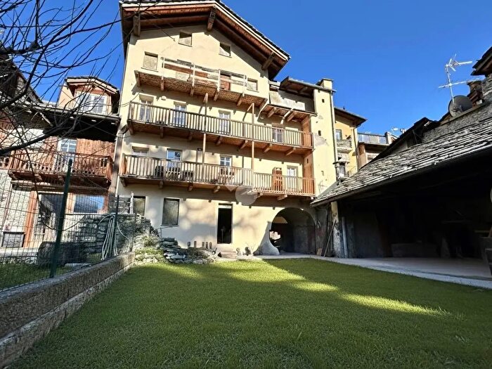 Appartamento trilocale in vendita in Via CroixDeVille, Aosta