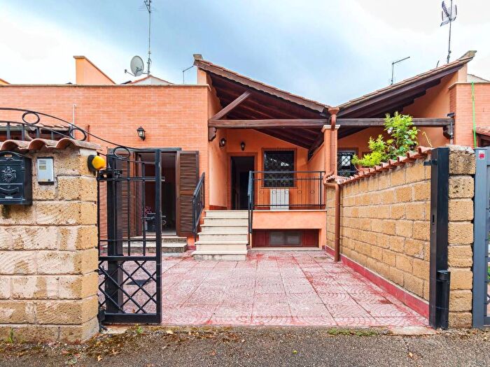Casa con 6 locali in vendita in Viale di Castel Porziano, Infernetto, Roma