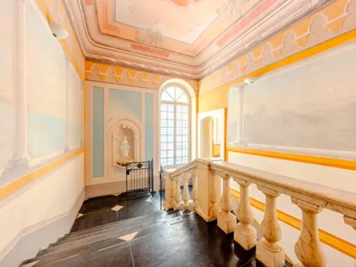 Appartamento quadrilocale in vendita in Via Sestri, Genova
