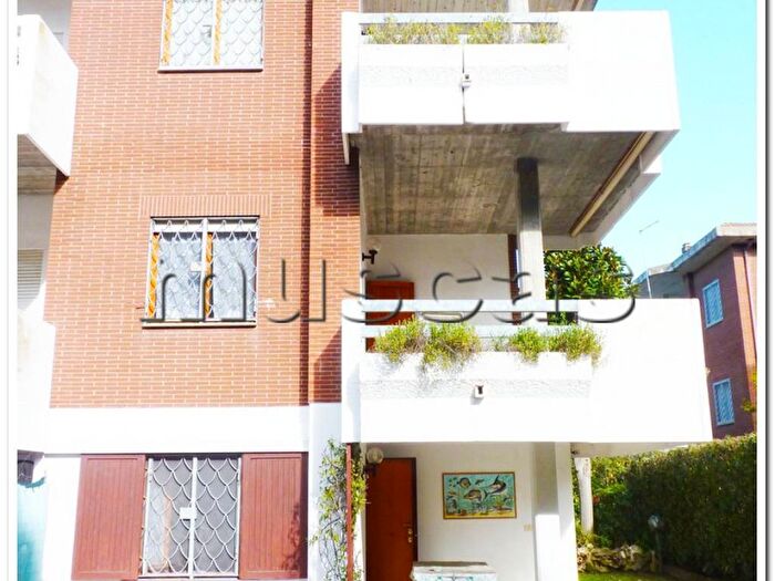 Casa con 6 locali in affitto in Viale Castellammare, Fregene, Fiumicino