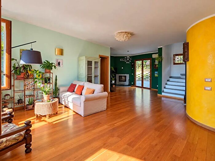 Casa con 8 locali in vendita in Arezzo