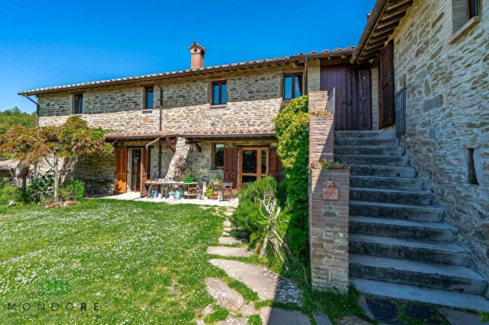Casa con 6 locali in vendita in Frazione Santa Cristina, Gubbio