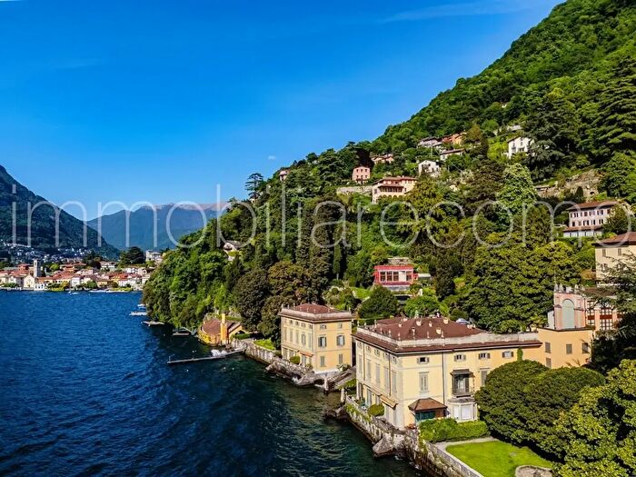 Appartamento con 12 locali in vendita in Via Roma, Torno