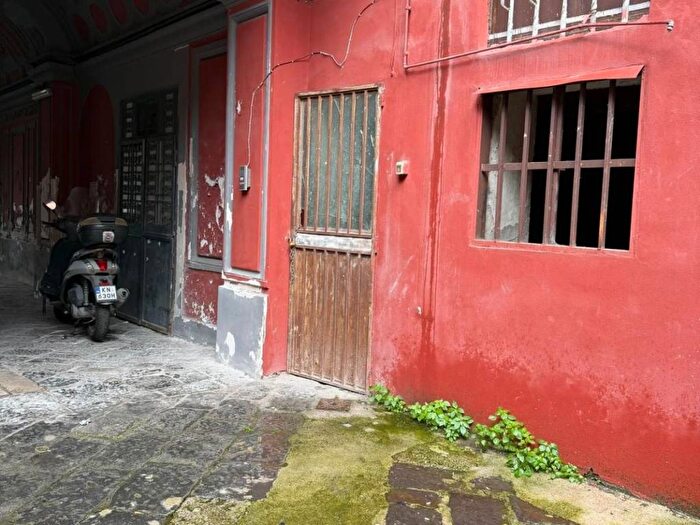Appartamento trilocale in affitto in Via della Grotta Vecchia, Fuorigrotta, Napoli