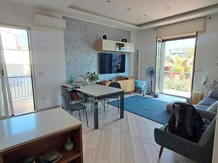 Appartamento trilocale in affitto in Via Anfiteatro, Anfiteatro, Pozzuoli