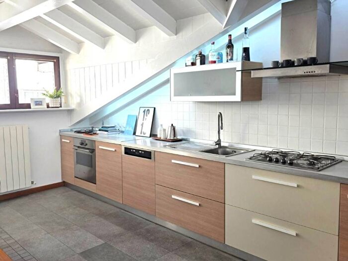 Casa trilocale in affitto in Via Albuzzi, Centro, Varese