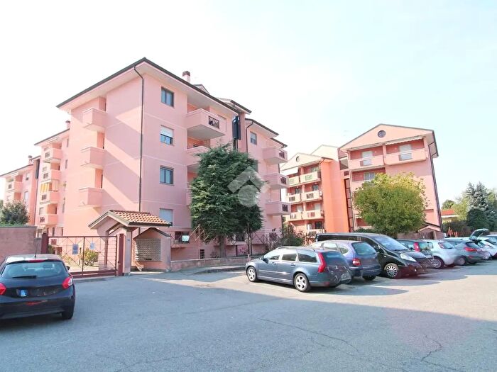 Appartamento trilocale in vendita in Via Vittorio Veneto, Bareggio