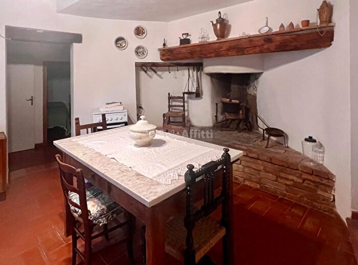 Appartamento trilocale in affitto in Via del Castello, Montalcino