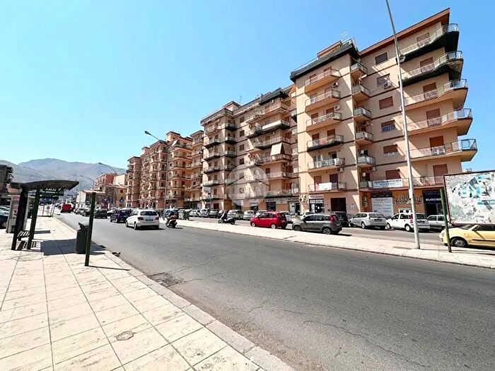 Appartamento quadrilocale in vendita in Via Oreto, Palermo